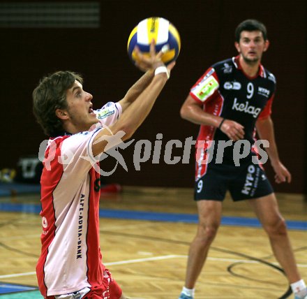 Volleyball Bundesliga. Hypo VBK. Alexander Huber und Peter Vanik . Klagenfurt, am 1.10.2005.
---
pressefotos, pressefotografie, kuess, qs, qspictures, sport, bild, bilder, bilddatenbank