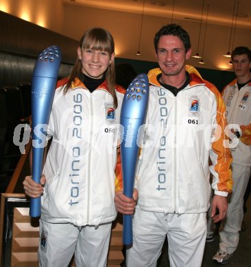 Olympischer Fackellauf. Stefanie Waldkircher und Bernhard Sussitz. Klagenfurt, am 20.1.2006.
---
pressefotos, pressefotografie, kuess, qs, qspictures, sport, bild, bilder, bilddatenbank