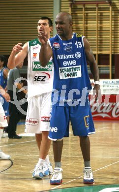 Basketball Bundesliga. W?rthersee Piraten gg. Swans Gmunden. Samo Grum (Piraten), Deteri Mayes (Gmunden). Klagenfurt, am 20.10.2006.
---
pressefotos, pressefotografie, kuess, qs, qspictures, sport, bild, bilder, bilddatenbank