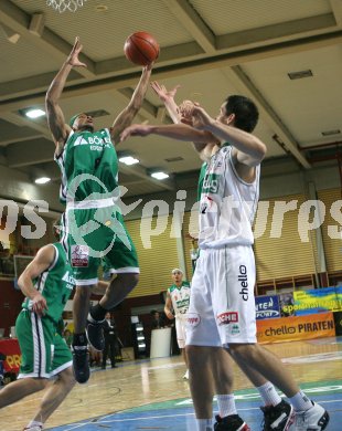 Basketball Bundesliga. W?rthersee Piraten gegen Kapfenberg. Stjepan Gavran (Piraten), Ray Shawn (Kapfenberg). Klagenfurt, am 11.12.2006.
Foto: Kuess
---
pressefotos, pressefotografie, kuess, qs, qspictures, sport, bild, bilder, bilddatenbank