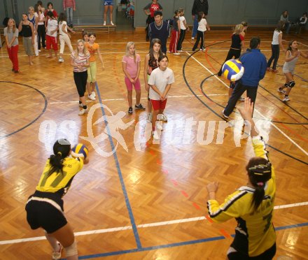 Volleyball. Showtraining des chinesischen Vizemeisters Tianjin im Damen Volleyball und der ATSC Wildcats im BG M?ssinger. Klagenfurt, am 10.11.2006.
Foto: Kuess
---
pressefotos, pressefotografie, kuess, qs, qspictures, sport, bild, bilder, bilddatenbank