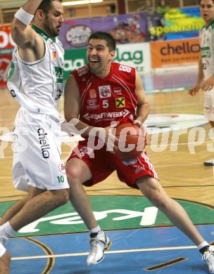 Basketball Bundesliga. W?rthersee Piraten gegen Wels. Joachim Buggelsheim (Piraten), Miroslav Juric (Wels). KLagenfurt, am 12.11.2006.
Foto: Kuess
---
pressefotos, pressefotografie, kuess, qs, qspictures, sport, bild, bilder, bilddatenbank