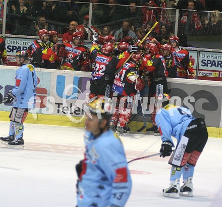 Eishockey Bundesliga. KAC gegen Innsbruck.Torjubel des KAC Klagenfurt, am 27.3.2005.
---
pressefotos, pressefotografie, kuess, qs, qspictures, sport, bild, bilder, bilddatenbank