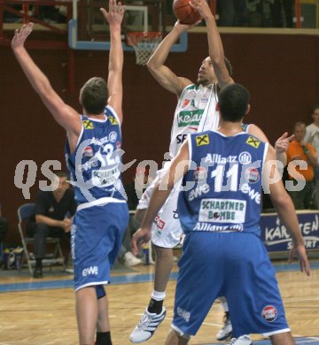 Basketball Bundesliga. W?rthersee Piraten gg. Swans Gmunden. Kris Clarkson (Piraten), Ian Boylan (Gmunden), Matthias Mayer (Gmunden). Klagenfurt, am 20.10.2006.
Foto: qspictures/Nadja Kuess
---
pressefotos, pressefotografie, kuess, qs, qspictures, sport, bild, bilder, bilddatenbank