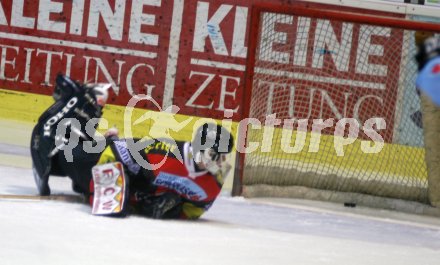Eishockey Bundesliga. KAC gegen Innsbruck. Dan Clutier streckt sich vergeblich. Der Puck liegt bereits im Tor. Klagenfurt, am 22.3.2005.
---
pressefotos, pressefotografie, kuess, qs, qspictures, sport, bild, bilder, bilddatenbank