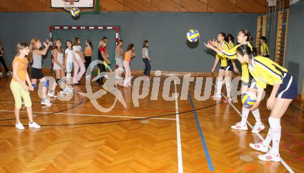 Volleyball. Showtraining des chinesischen Vizemeisters Tianjin im Damen Volleyball und der ATSC Wildcats im BG M?ssinger. Klagenfurt, am 10.11.2006.
Foto: Kuess
---
pressefotos, pressefotografie, kuess, qs, qspictures, sport, bild, bilder, bilddatenbank