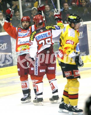 Eishockey Bundesliga. KAC gegen Vienna Capitals. Torjubel KAC. Tony Iob, Ryan Foster (KAC). Klagenfurt, am 27.10.2006.
Foto: Kuess
---
pressefotos, pressefotografie, kuess, qs, qspictures, sport, bild, bilder, bilddatenbank