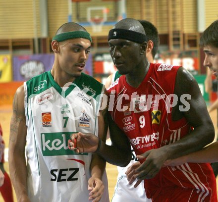 Basketball Bundesliga. W?rthersee Piraten gegen Wels. Anthony Shavies (Piraten), Curtis Bobb (Wels). KLagenfurt, am 12.11.2006.
Foto: Kuess
---
pressefotos, pressefotografie, kuess, qs, qspictures, sport, bild, bilder, bilddatenbank