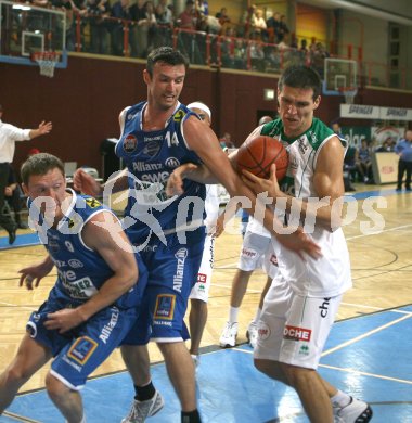 Basketball Bundesliga. W?rthersee Piraten gg. Swans Gmunden. Peter H?tter, Andreas Helmigk (Gmunden), Stjepan Gavran (Piraten). Klagenfurt, am 20.10.2006.
---
pressefotos, pressefotografie, kuess, qs, qspictures, sport, bild, bilder, bilddatenbank