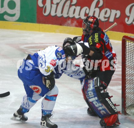Eishockey Bundesliga. VSV gegen KAC. Markus Peintner (VSV) gegen Andrew Verner (KAC). Villach, am 15.1.2006.
---
pressefotos, pressefotografie, kuess, qs, qspictures, sport, bild, bilder, bilddatenbank