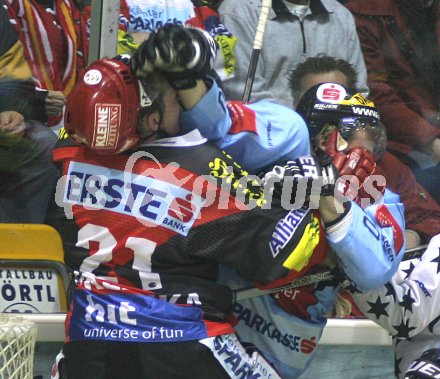 Eishockey Bundesliga. KAC gegen Innsbruck.Bereits nach wenigen Minuten kam es zur ersten Schl?gerei. Mitten drin Siklenka. Klagenfurt, am 27.3.2005.
---
pressefotos, pressefotografie, kuess, qs, qspictures, sport, bild, bilder, bilddatenbank