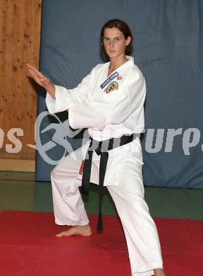 Karate. Sabrina Wrann. Feldkirchen, am 7.7.2005.
---
pressefotos, pressefotografie, kuess, qs, qspictures, sport, bild, bilder, bilddatenbank