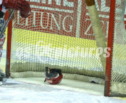Eishockey Bundesliga. KAC gegen EHC Liwest Linz. Helm im Tor. Klagenfurt, am 9.12.2005.
---
pressefotos, pressefotografie, kuess, qs, qspictures, sport, bild, bilder, bilddatenbank