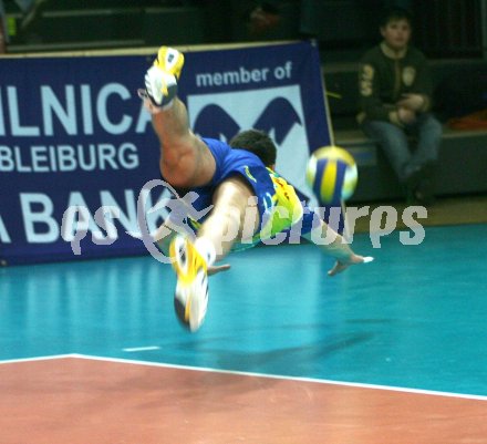Volleyball Bundesliga. Aich/Dob gegen Tirol. Miha Kosl (Aich/Dob). Klagenfurt, am 20.3.2006.
---
pressefotos, pressefotografie, kuess, qs, qspictures, sport, bild, bilder, bilddatenbank