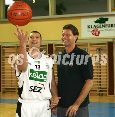 Basketball Bundesliga. W?rthersee Piraten. Neuerwerbung. Der Slowene Samo Grum mit Trainer William Magarity. Klagenfurt, am 29.5.2006.
---
pressefotos, pressefotografie, kuess, qs, qspictures, sport, bild, bilder, bilddatenbank