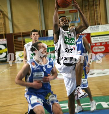 Basketball Bundesliga. W?rthersee Piraten gegen Oberwart Gunners. Tobe Carberry (Piraten), Vladimir Radovanovic (Oberwart) . Klagenfurt, am 18.3.2006.
---
pressefotos, pressefotografie, kuess, qs, qspictures, sport, bild, bilder, bilddatenbank