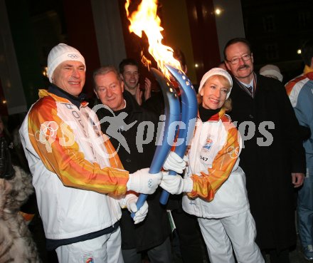 Olympischer Fackellauf. ?bergabe des olympischen Feuers von Toni Polster an Dagmar Koller. Klagenfurt, am 20.1.2006.
---
pressefotos, pressefotografie, kuess, qs, qspictures, sport, bild, bilder, bilddatenbank