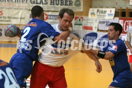 Zwei israelische Verteidiger versuchen Martin Abadir zu stoppen. Handball L?nderspiel ?sterreich gegen Israel. Feldkirchen, am 6.1.2005.
---
pressefotos, pressefotografie, kuess, qs, qspictures, sport, bild, bilder, bilddatenbank