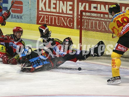 Eishockey Bundesliga. KAC gegen Vienna Capitals. Die Vorentscheidung. Suorsa erzielt das 1:4. Klagenfurt, am 10.4.2005.
---
pressefotos, pressefotografie, kuess, qs, qspictures, sport, bild, bilder, bilddatenbank