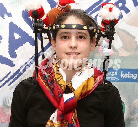 Turnen. Erster ?ffentlicher Auftritt von Carina Hasen?hrl nach ihrem schweren Trainingsunfall. Carina Hasen?hrl. Klagenfurt, am 23.12.2006.
Foto: qspictures/Kuess
---
pressefotos, pressefotografie, kuess, qs, qspictures, sport, bild, bilder, bilddatenbank