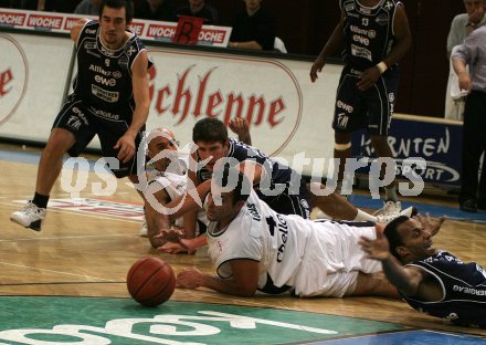 Basketball Bundesliga. W?rthersee Piraten gegen Gmunden. Bryan Lucas und Nenad Videka. Klagenfurt, am 19.11.2005.
---
pressefotos, pressefotografie, kuess, qs, qspictures, sport, bild, bilder, bilddatenbank