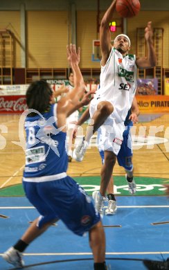 Basketball Bundesliga. W?rthersee Piraten gg. Swans Gmunden.  Florian Sch?ninger (Gmunden), Anthony Shavies (Piraten). Klagenfurt, am 20.10.2006.
---
pressefotos, pressefotografie, kuess, qs, qspictures, sport, bild, bilder, bilddatenbank