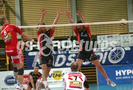 Volleyball Bundesliga. Hypo VBK gegen Hotvolleys. Morales Fernando, Peter Vanik (Hypo VBK), Steven Keir (Hotvolleys), Klagenfurt, am 20.3.2006.
---
pressefotos, pressefotografie, kuess, qs, qspictures, sport, bild, bilder, bilddatenbank
