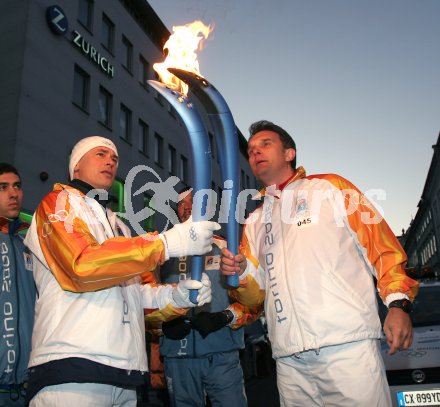 Olympischer Fackellauf. Toni Polste ?bernimmt das olympische Feuer. Klagenfurt,am 20.1.2006.
---
pressefotos, pressefotografie, kuess, qs, qspictures, sport, bild, bilder, bilddatenbank