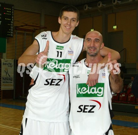 Basketball Bundesliga. W?rthersee Piraten gegen Klosterneuburg. "Teambaby" Martin Miklosik und Routinier Nenad Videka. Klagenfurt, am 3.12.2005.
---
pressefotos, pressefotografie, kuess, qs, qspictures, sport, bild, bilder, bilddatenbank