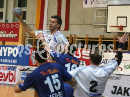 Ein israelischer Verteidiger versucht Darko Galic am Wurf zu hindern. Handball L?nderspiel ?sterreich gegen Israel. Feldkirchen, am 6.1.2005.
---
pressefotos, pressefotografie, kuess, qs, qspictures, sport, bild, bilder, bilddatenbank