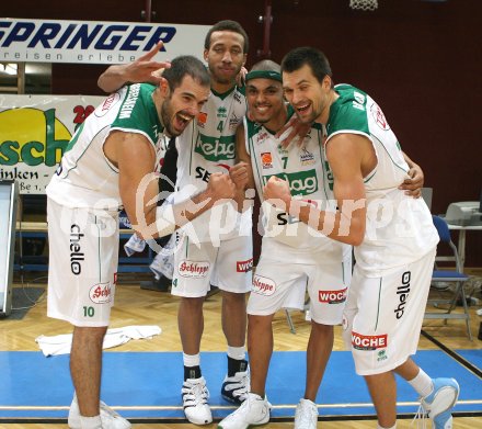 Basketball Bundesliga. W?rthersee Piraten gegen Wels. Jubel Piraten. Joachim Buggelsheim, Kris Clarkson, Anthony Shavies, Samo Grum  . KLagenfurt, am 12.11.2006.
---
pressefotos, pressefotografie, kuess, qs, qspictures, sport, bild, bilder, bilddatenbank