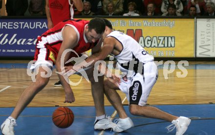 Basketball Bundesliga. W?rthersee Piraten gegen LIONS Arkadia Traiskirchen. Joachim Buggelsheim (Piraten) gegen Davor Lamesic (Traiskirchen). Klagenfurt, 16. 1. 2006.
---
pressefotos, pressefotografie, kuess, qs, qspictures, sport, bild, bilder, bilddatenbank