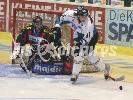 Eishockey Bundesliga. KAC gegen Linz. Viktor Ignatjevs vor dem Tor von Andrew Verner. Klagenfurt, am 4.10.2005.
Foto: Kuess
---
pressefotos, pressefotografie, kuess, qs, qspictures, sport, bild, bilder, bilddatenbank