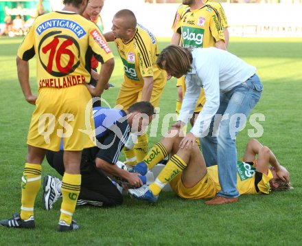 Fussball. Red Zac Liga. FC K?rnten gegen Admira. Trainer Richard Huber k?mmert sich um den verletzten Manuel Weber (FCK). Klagenfurt, am 18.8.2006.
---
pressefotos, pressefotografie, kuess, qs, qspictures, sport, bild, bilder, bilddatenbank