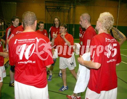 Handball Bundesliga. HCK 59 gegen Unon SPK Korneuburg. Time Out. Trainer Michael Pontasch gibt taktische Anweisungen. (HCK 59). Viktring, am 16.9.2006.
---
pressefotos, pressefotografie, kuess, qs, qspictures, sport, bild, bilder, bilddatenbank