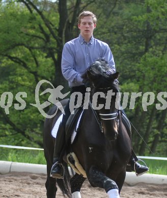 Reiten, Dressurreiten, Nikolaus Niki Erdmann. Hallegg, am 9.5.2005.
---
pressefotos, pressefotografie, kuess, qs, qspictures, sport, bild, bilder, bilddatenbank