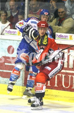 Eishockey Bundesliga. KAC gegen VSV. Herbert Ratz (KAC), Michael Raffl (VSV). Klagenfurt, am 10.10.2006.
---
pressefotos, pressefotografie, kuess, qs, qspictures, sport, bild, bilder, bilddatenbank