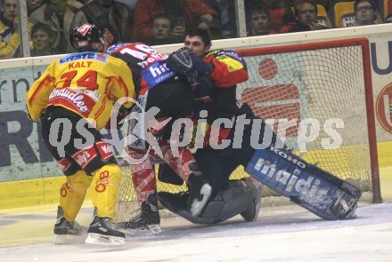 Eishockey Bundesliga. KAC gegen Vienna Capitals. Dieter Kalt schiebt Philippe Horsky gegen Torh?ter Dan Cloutier. Klagenfurt, am 31.3.2005. 
---
pressefotos, pressefotografie, kuess, qs, qspictures, sport, bild, bilder, bilddatenbank