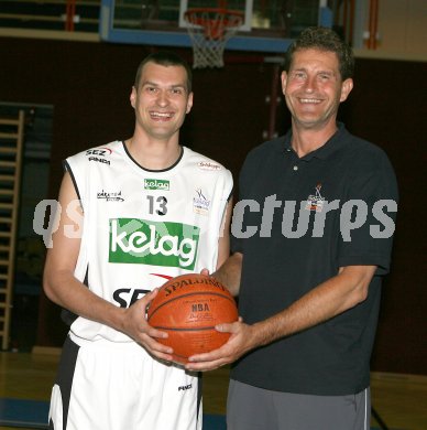 Basketball Bundesliga. W?rthersee Piraten. Neuerwerbung. Der Slowene Samo Grum mit Trainer William Magarity. Klagenfurt, am 29.5.2006.
---
pressefotos, pressefotografie, kuess, qs, qspictures, sport, bild, bilder, bilddatenbank