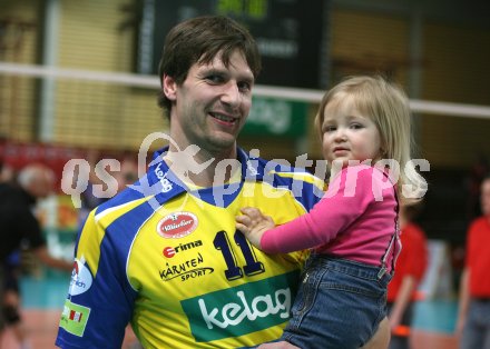 Volleyball Bundesliga. Aich/Dob gegen Tirol. Cestmir Cerny mit Tochter (Aich/Dob). Klagenfurt, am 20.3.2006.
---
pressefotos, pressefotografie, kuess, qs, qspictures, sport, bild, bilder, bilddatenbank