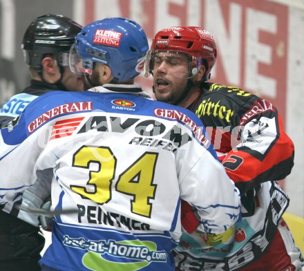Eishockey Bundesliga. VSV gegen KAC. Markus Peintner (VSV), Jens Kraiger (KAC). Villach, am 22.12.2006.
Foto: qspictures/Kuess 
---
pressefotos, pressefotografie, kuess, qs, qspictures, sport, bild, bilder, bilddatenbank
