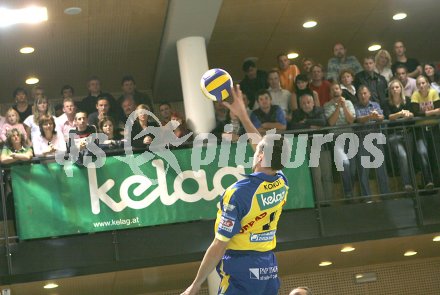 Volleyball Aich/Dob. Europacup. Jure Kokot. Im Hintergrund die Fans. Bleiburg, am 24.9.2005.
Foto: Kuess

---
pressefotos, pressefotografie, kuess, qs, qspictures, sport, bild, bilder, bilddatenbank