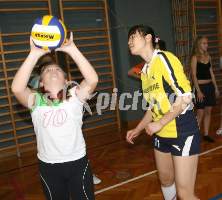 Volleyball. Showtraining des chinesischen Vizemeisters Tianjin im Damen Volleyball und der ATSC Wildcats im BG M?ssinger. Klagenfurt, am 10.11.2006.
Foto: Kuess
---
pressefotos, pressefotografie, kuess, qs, qspictures, sport, bild, bilder, bilddatenbank
