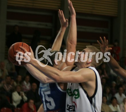 Basketballspiel Piraten gegen Oberwart. Iiro Tenngren. Klagenfurt, am 29.10.2004.
---
pressefotos, pressefotografie, kuess, qs, qspictures, sport, bild, bilder, bilddatenbank