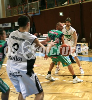 Basketball Bundesliga. W?rthersee Piraten gegen Kapfenberg. Samuel Knabl, Joachim Buggelsheim (Piraten), Tilo Klette (Kapfenberg). Klagenfurt, am 23.3.2006.
---
pressefotos, pressefotografie, kuess, qs, qspictures, sport, bild, bilder, bilddatenbank