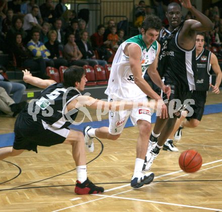 Basketball Bundesliga. W?rthersee Piraten gegen G?ssing Knights. Selmir Husanovic (Piraten), Christoph Knor, J.C.Mathis (G?ssing). Klagenfurt, am 1.11.2006.
Foto: Kuess
---
pressefotos, pressefotografie, kuess, qs, qspictures, sport, bild, bilder, bilddatenbank
