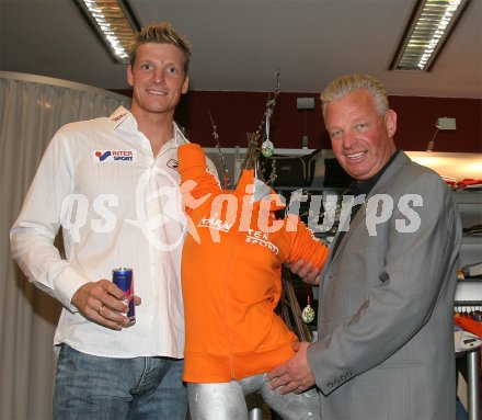 Leichtathletik, Zehnkampf. Roland Schwarzl und Landessportdirektor Reinhard Tellian. Klagenfurt, am 25.3.2005.
---
pressefotos, pressefotografie, kuess, qs, qspictures, sport, bild, bilder, bilddatenbank