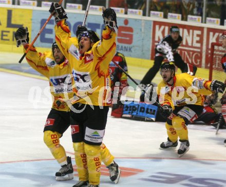 Eishockey Bundesliga. KAC gegen Vienna Capitals. Torjubel der Vienna Capitals. Klagenfurt, am 10.4.2005.
---
pressefotos, pressefotografie, kuess, qs, qspictures, sport, bild, bilder, bilddatenbank