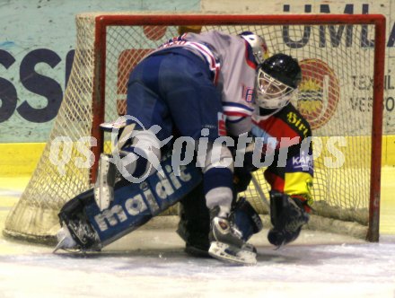 Eishockey KAC gegen Salzburg.Der Puck wollte nicht ins Tor, Harrand versuchte es mit Brachialgewalt. Klagenfurt, am 8.3.2005.
---
pressefotos, pressefotografie, kuess, qs, qspictures, sport, bild, bilder, bilddatenbank