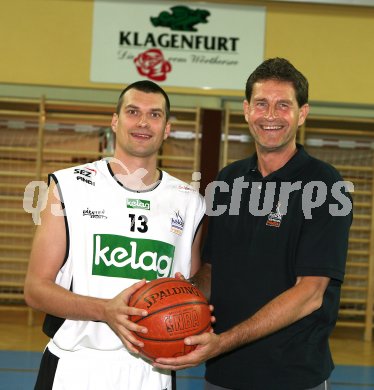 Basketball Bundesliga. W?rthersee Piraten. Neuerwerbung. Der Slowene Samo Grum mit Trainer William Magarity. Klagenfurt, am 29.5.2006.
Foto: Kuess
---
pressefotos, pressefotografie, kuess, qs, qspictures, sport, bild, bilder, bilddatenbank